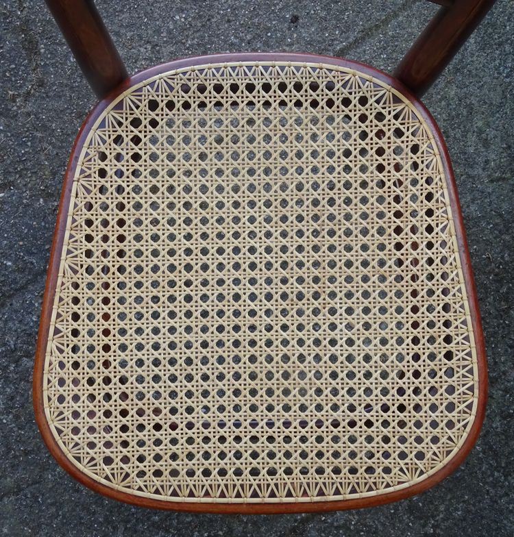 2 sedie Thonet n. 221 con intarsi in bronzo, circa 1910