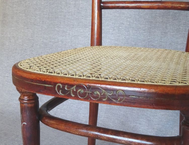 2 sedie Thonet n. 221 con intarsi in bronzo, circa 1910