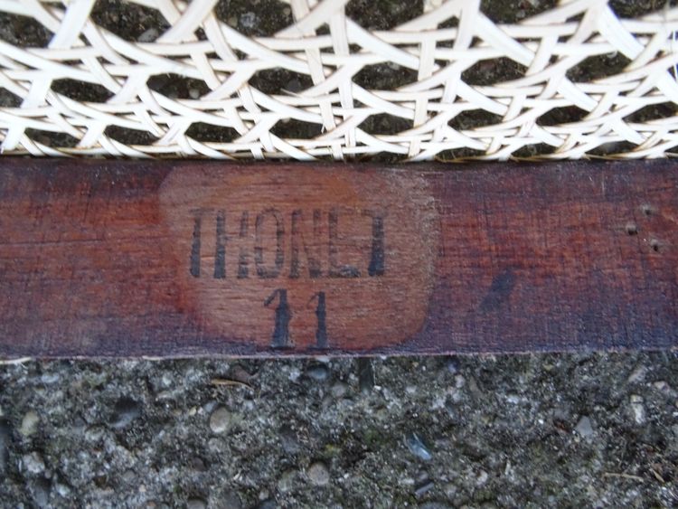 2 sedie Thonet n. 221 con intarsi in bronzo, circa 1910