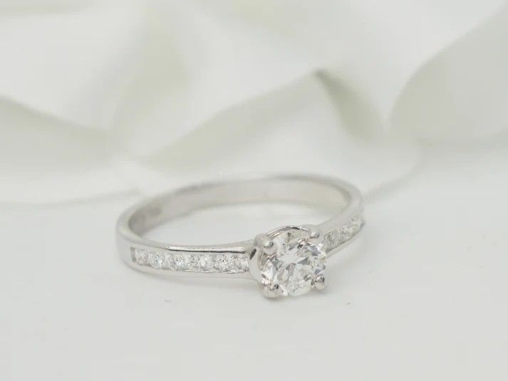 Anello solitario in oro bianco e diamante da 0,48 ct