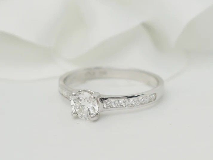 Anello solitario in oro bianco e diamante da 0,48 ct