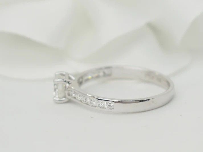 Anello solitario in oro bianco e diamante da 0,48 ct