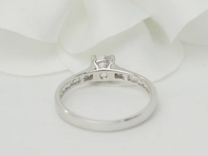 Anello solitario in oro bianco e diamante da 0,48 ct
