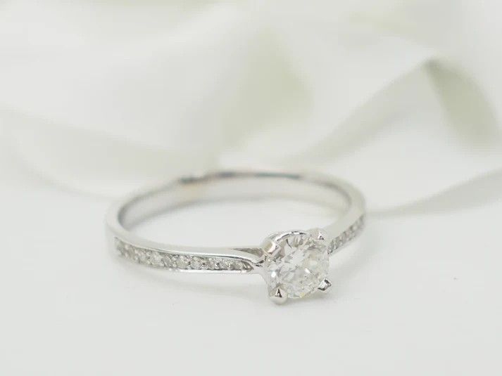 Anello solitario in oro bianco e diamante da 0,35 ct