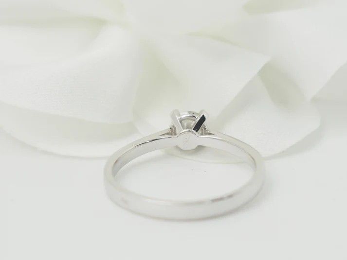 Anello solitario in oro bianco e diamante da 0,35 ct