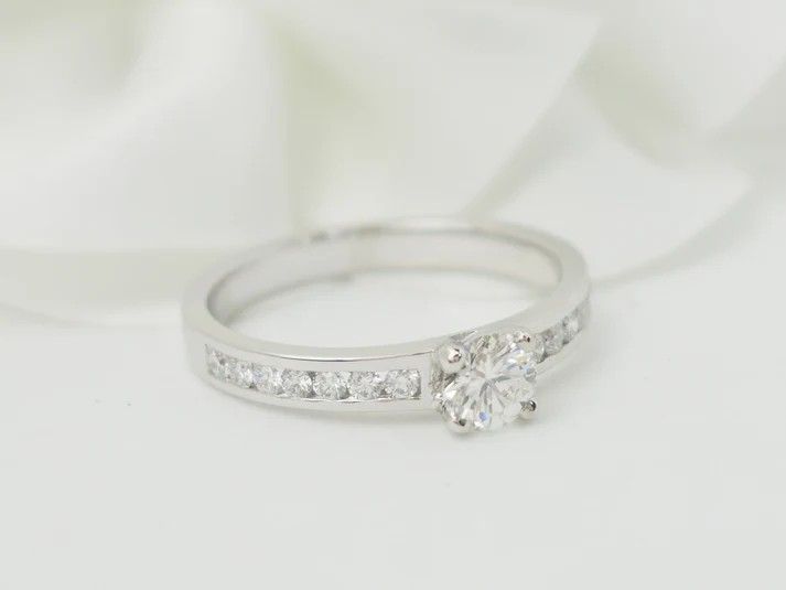 Anello solitario in oro bianco e diamante da 0,37 ct