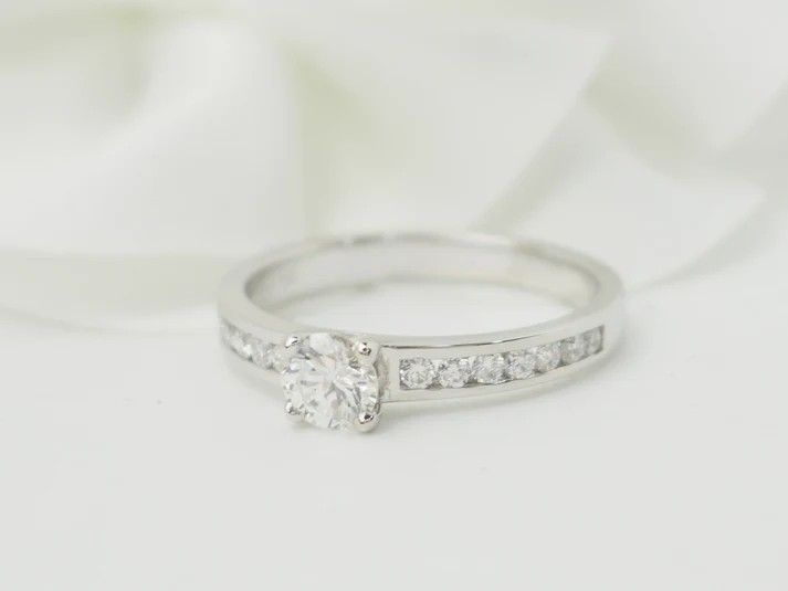 Anello solitario in oro bianco e diamante da 0,37 ct