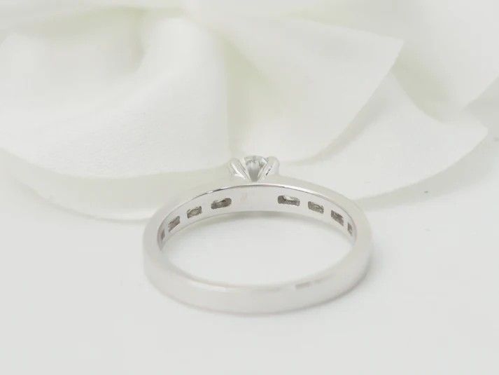 Anello solitario in oro bianco e diamante da 0,37 ct
