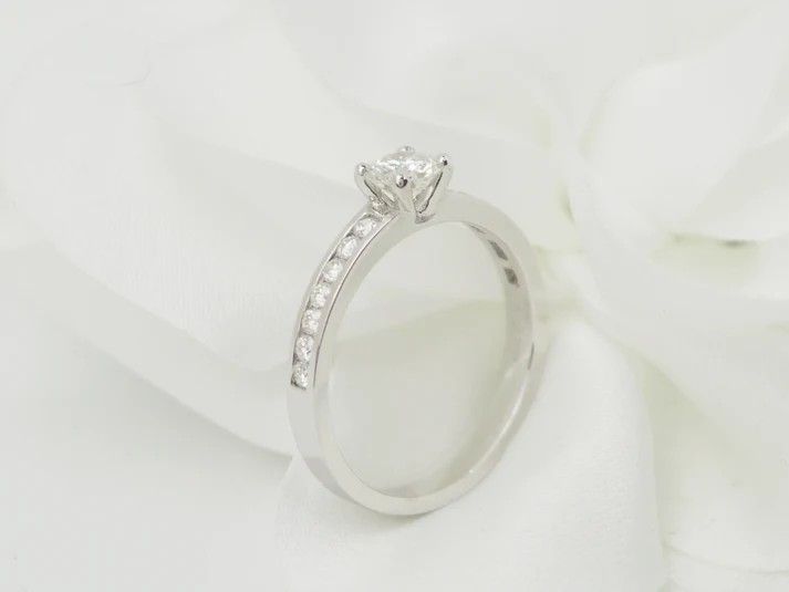 Anello solitario in oro bianco e diamante da 0,37 ct
