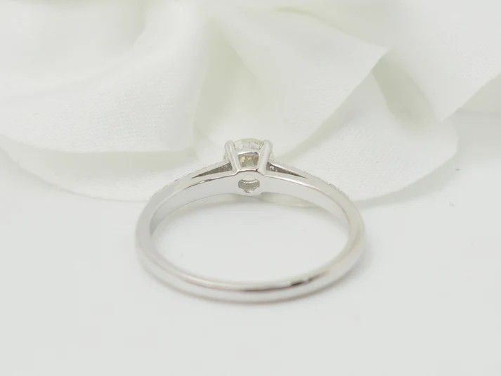 Anello solitario in oro bianco e diamante da 0,41 ct