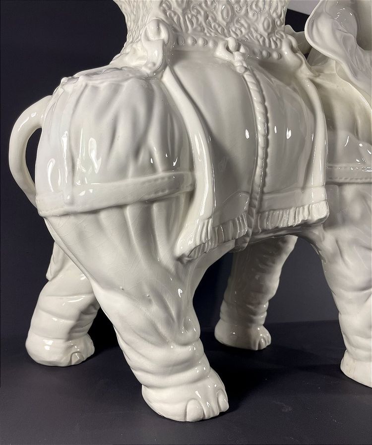 France, Malicorne,Milieu Du XXème Siècle, Sellette En Faïence à Représentation D’un éléphant.