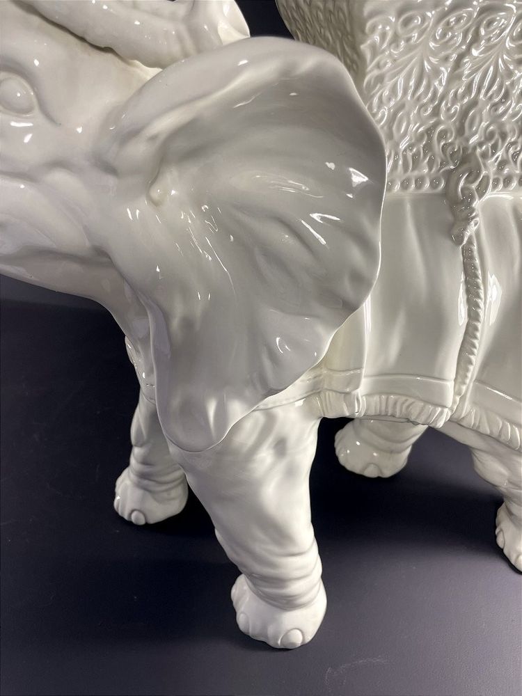 France, Malicorne,Milieu Du XXème Siècle, Sellette En Faïence à Représentation D’un éléphant.