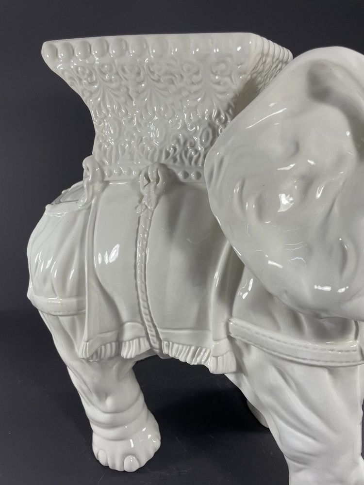 France, Malicorne,Milieu Du XXème Siècle, Sellette En Faïence à Représentation D’un éléphant.