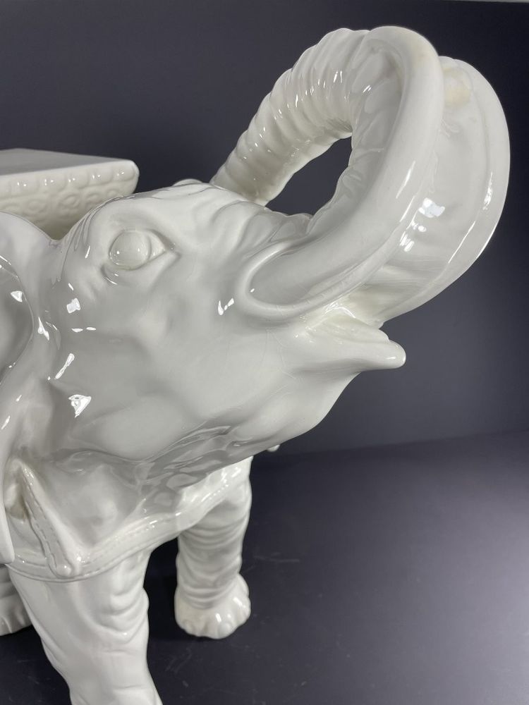 France, Malicorne,Milieu Du XXème Siècle, Sellette En Faïence à Représentation D’un éléphant.