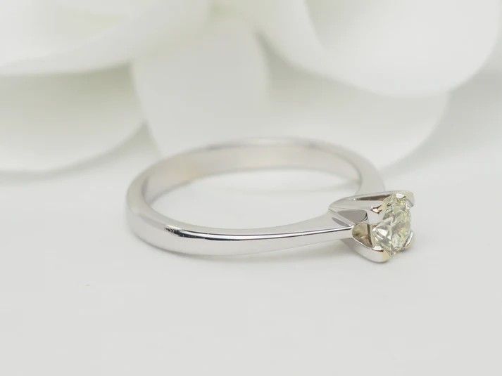 Anello solitario in oro bianco e diamante da 0,41 ct
