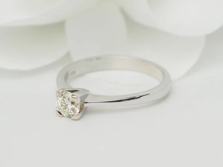 Anello solitario in oro bianco e diamante da 0,41 ct
