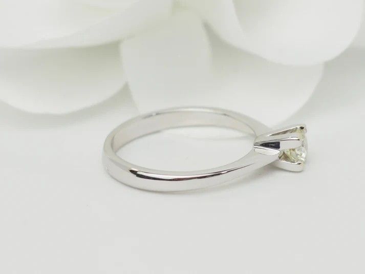 Anello solitario in oro bianco e diamante da 0,41 ct