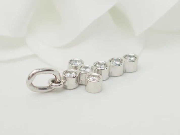 Ciondolo a croce in oro bianco e diamanti da 0,35 ct
