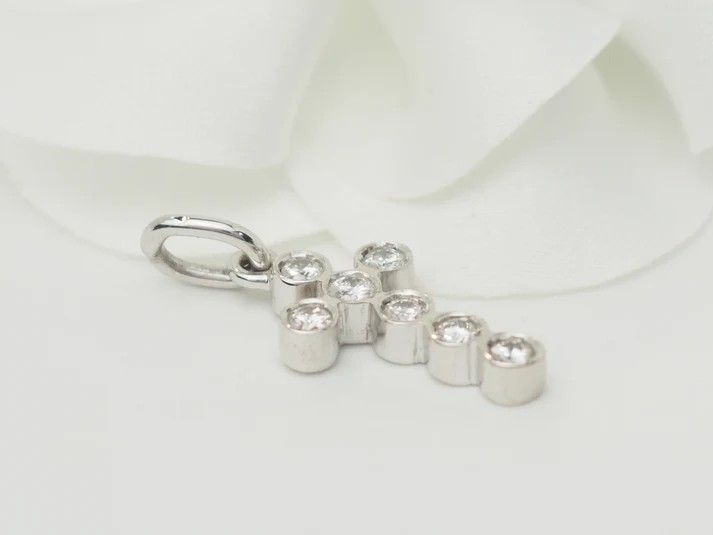Ciondolo a croce in oro bianco e diamanti da 0,35 ct