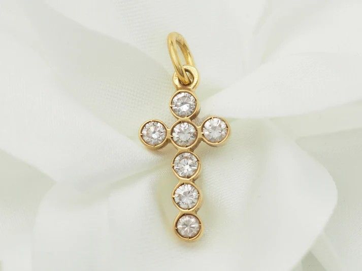 Pendentif croix en or jaune et diamants 0.40ct