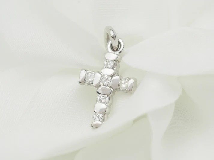 Ciondolo a croce in oro bianco e diamanti da 0,17 ct