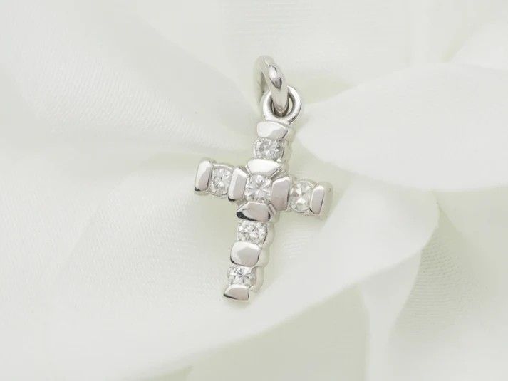 Ciondolo a croce in oro bianco e diamanti da 0,17 ct