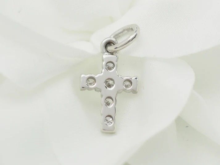 Ciondolo a croce in oro bianco e diamanti da 0,17 ct