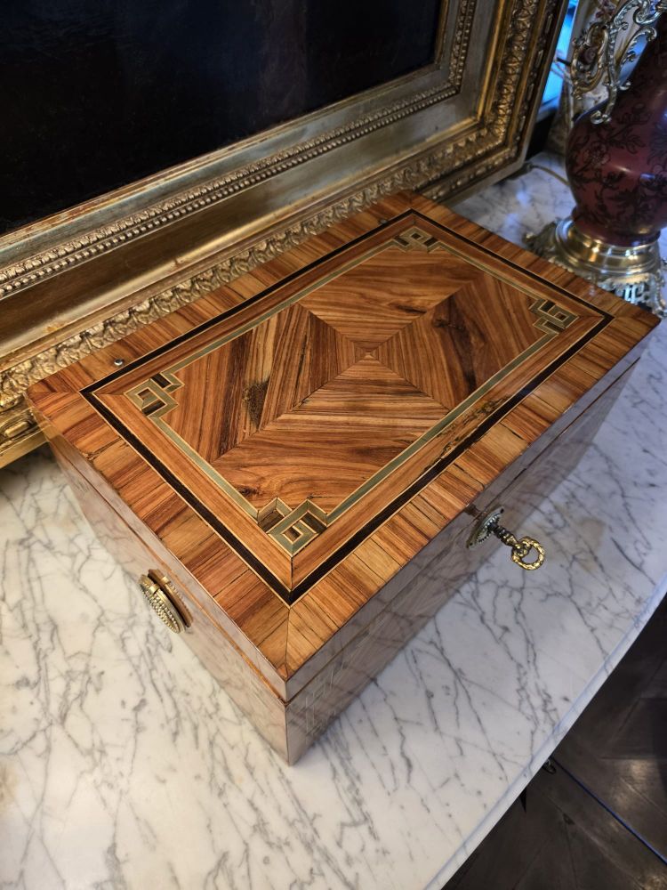 Large Travel Box in Marquetry and Indian Fabric – Louis XVI period, circa 1780.
