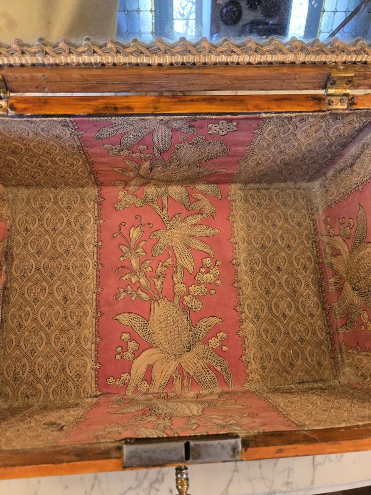 Large Travel Box in Marquetry and Indian Fabric – Louis XVI period, circa 1780.