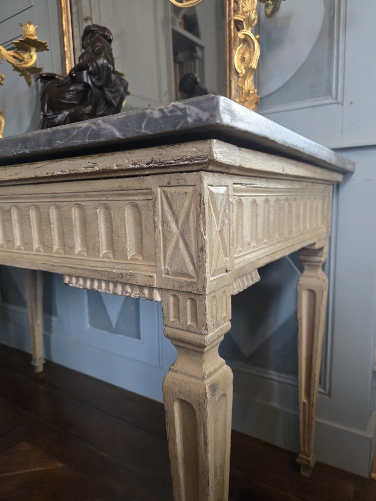 Tavolino da centro in legno dipinto in stile Luigi XVI, Francia, circa 1780.