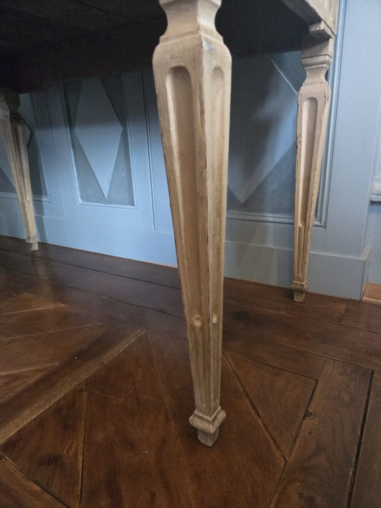 Tavolino da centro in legno dipinto in stile Luigi XVI, Francia, circa 1780.