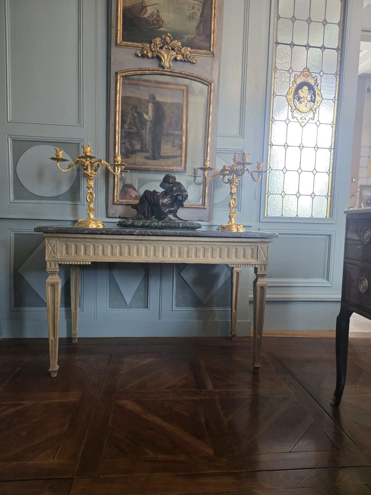 Tavolino da centro in legno dipinto in stile Luigi XVI, Francia, circa 1780.