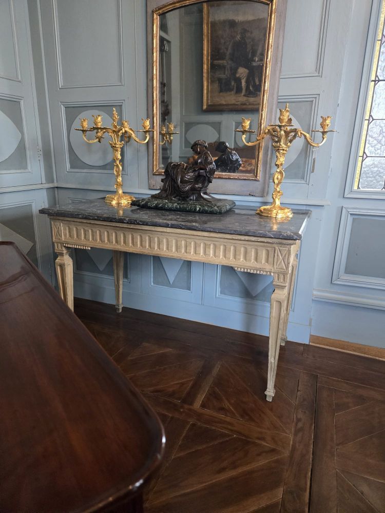 Tavolino da centro in legno dipinto in stile Luigi XVI, Francia, circa 1780.