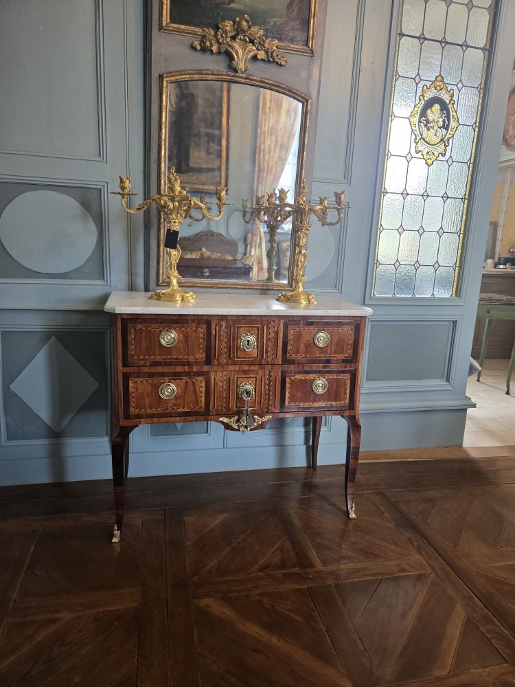 Cassettiera di transizione Luigi XV/Luigi XVI, Francia orientale, circa 1780.