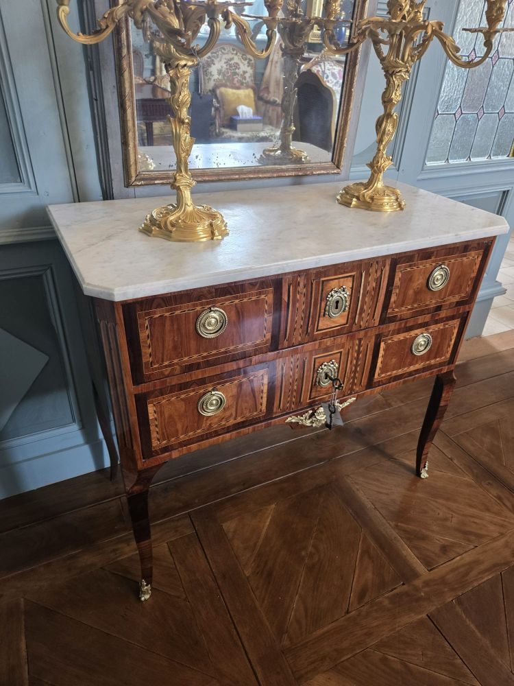 Cassettiera di transizione Luigi XV/Luigi XVI, Francia orientale, circa 1780.