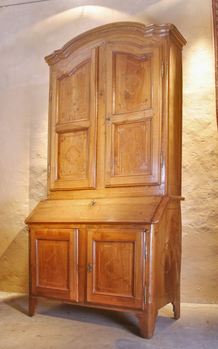 Large scriban sideboard in blond walnut
