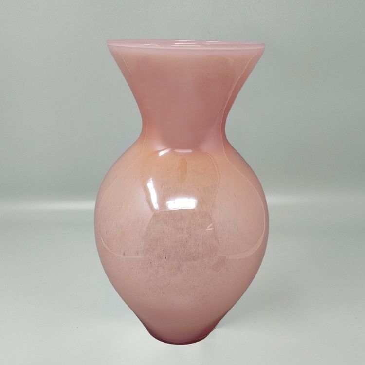 Vaso di lusso rosa anni '70 in vetro di Murano realizzato a mano dal Maestro del Vetro. Prodotto in Italia.