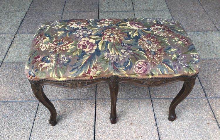 A Louis XV bench with its Aubusson tapestry