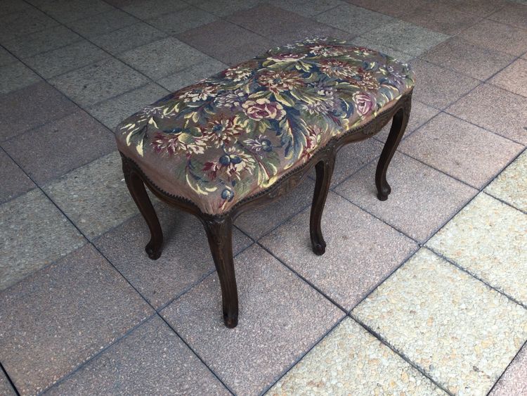 A Louis XV bench with its Aubusson tapestry