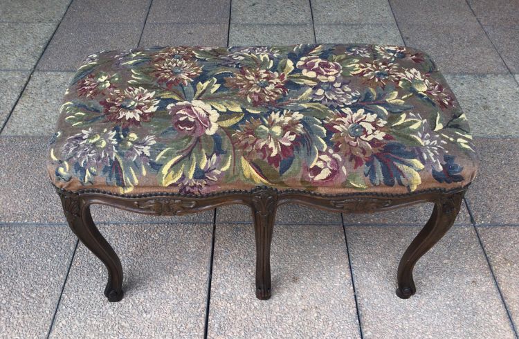 A Louis XV bench with its Aubusson tapestry