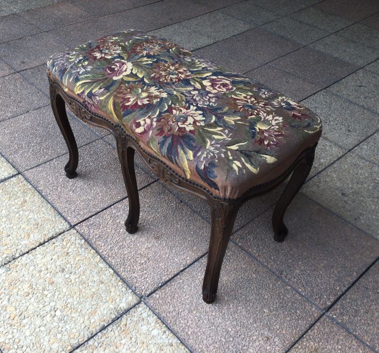 A Louis XV bench with its Aubusson tapestry
