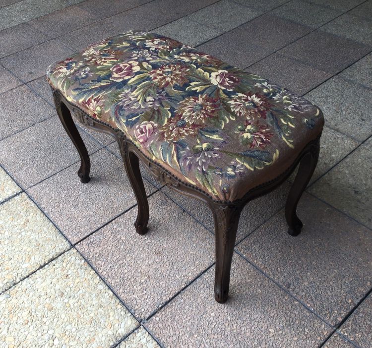 A Louis XV bench with its Aubusson tapestry