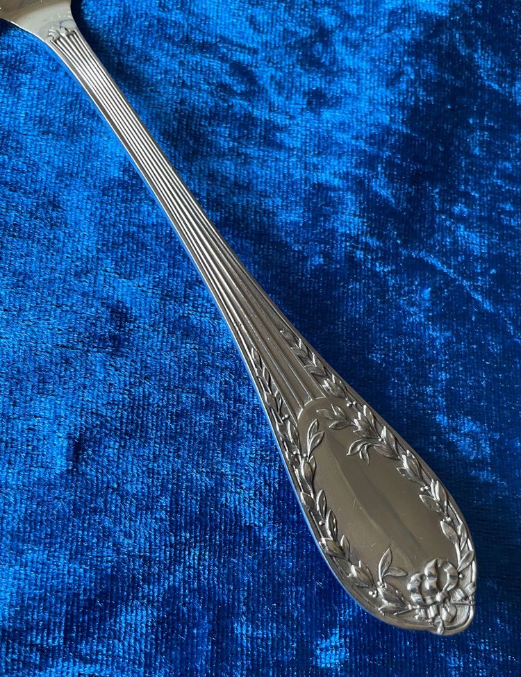 Pie shovel.