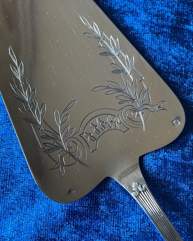 Pie shovel.