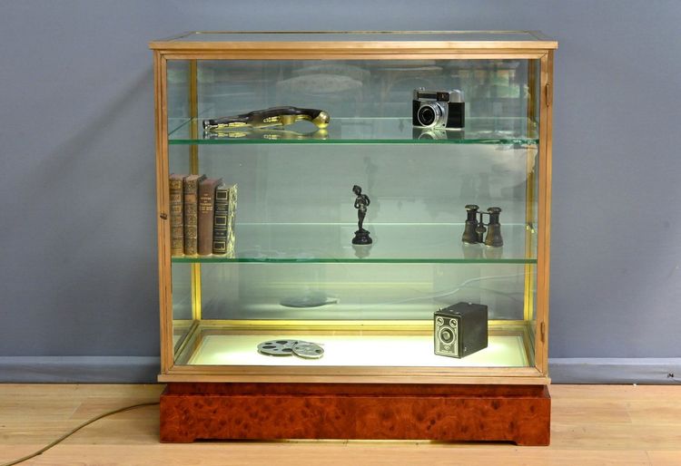 Coppia di vetrine in ottone e olmo – 1950