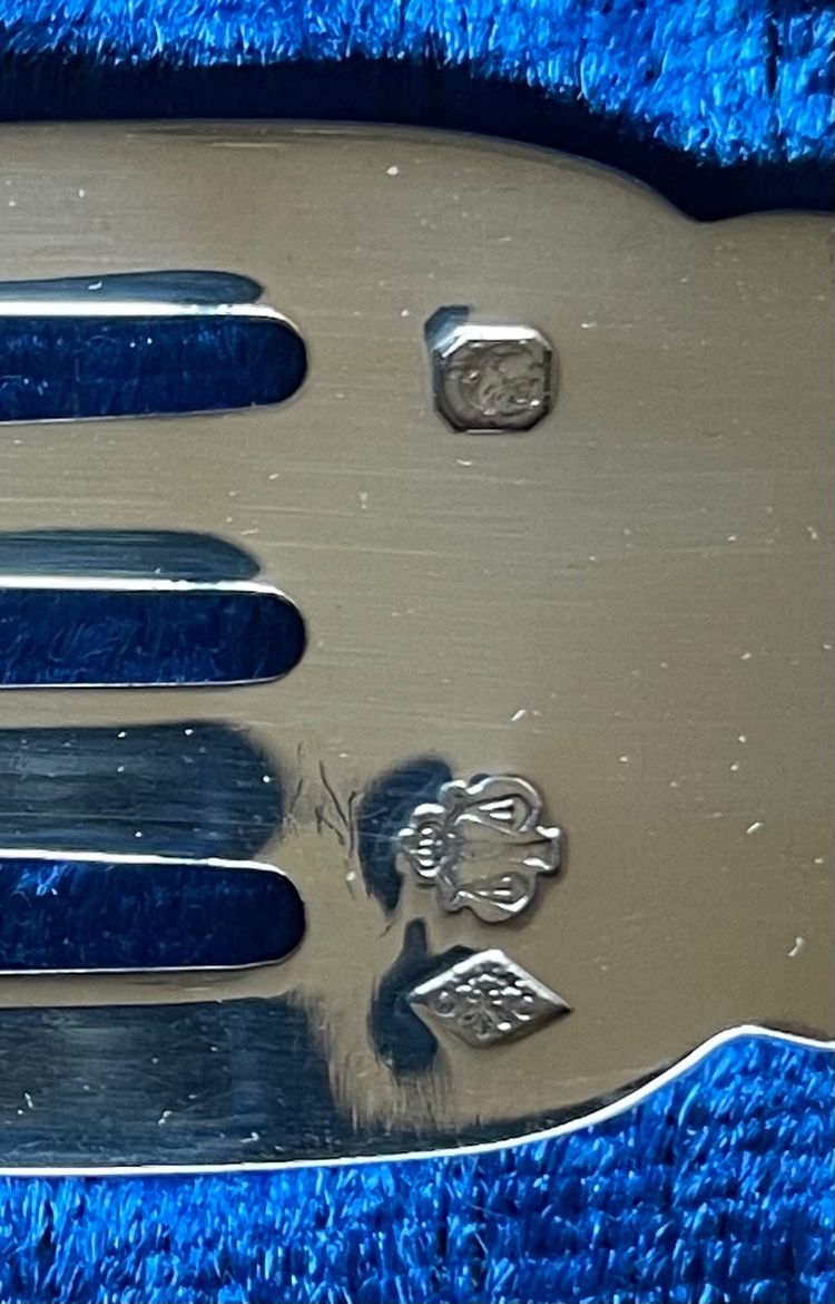 8 art deco fish cutlery sets.