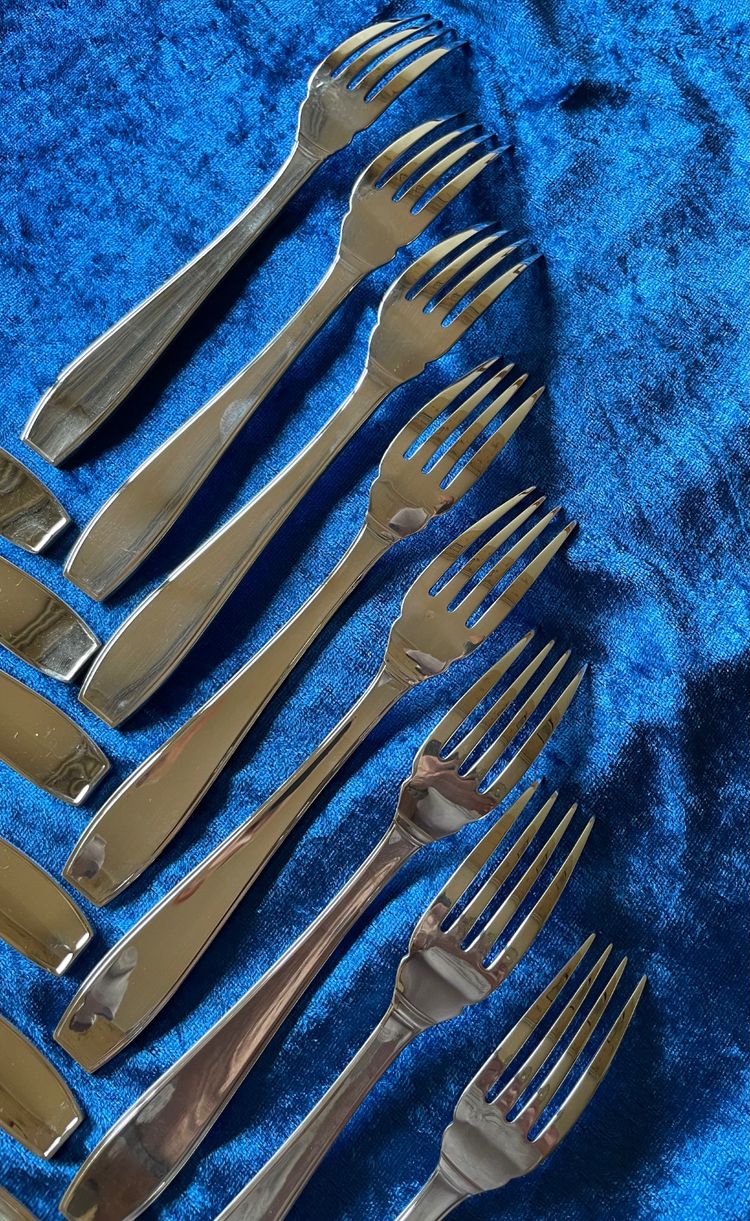 8 art deco fish cutlery sets.