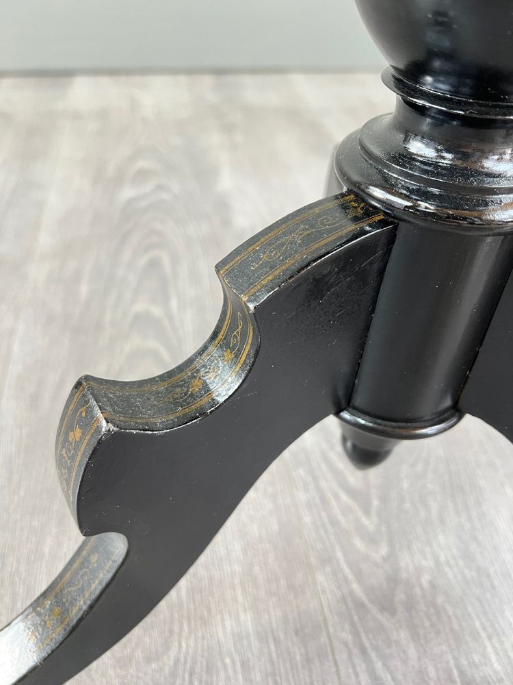 Victorian style tilting top pedestal table – 19th century