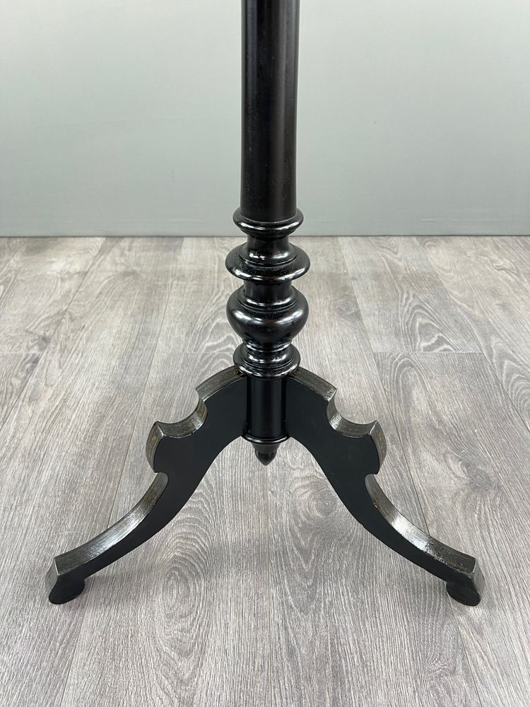 Victorian style tilting top pedestal table – 19th century