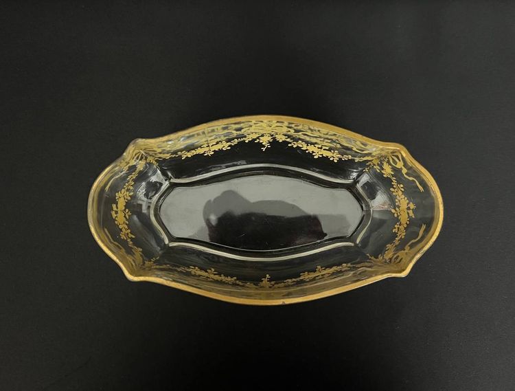 Vaso in cristallo con decorazione a rilievo in oro – Opera francese, fine XIX/inizio XX secolo